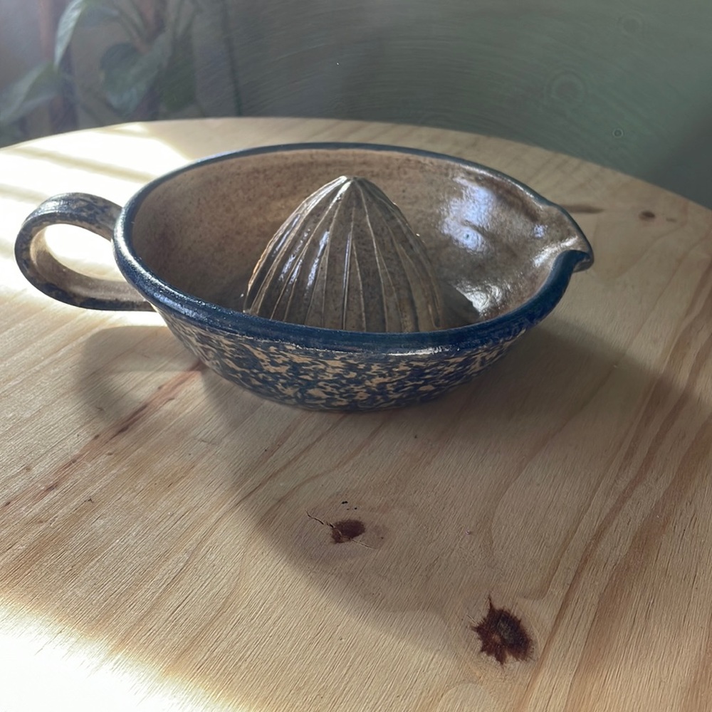 Vintage 1998 Juicer Pottery Citrus Juicer bowl